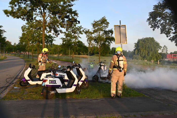 Vier deelscooters volledig uitgebrand