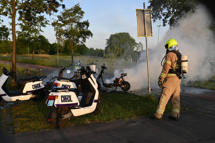 Vier deelscooters volledig uitgebrand