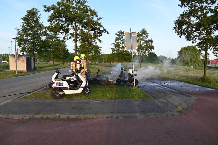 Vier deelscooters volledig uitgebrand