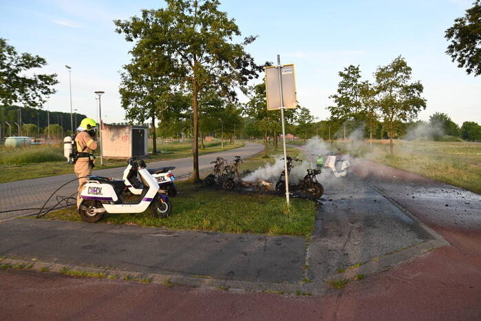 Vier deelscooters volledig uitgebrand