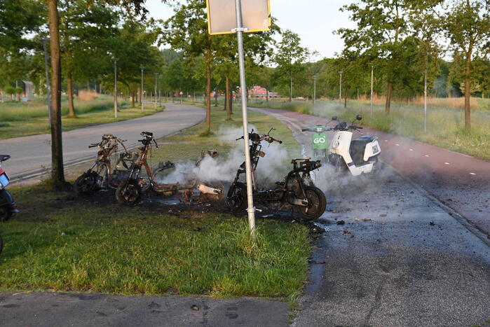 Vier deelscooters volledig uitgebrand