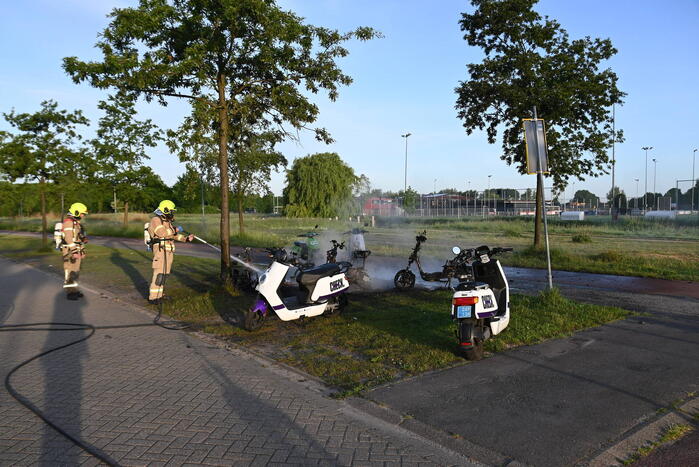 Vier deelscooters volledig uitgebrand