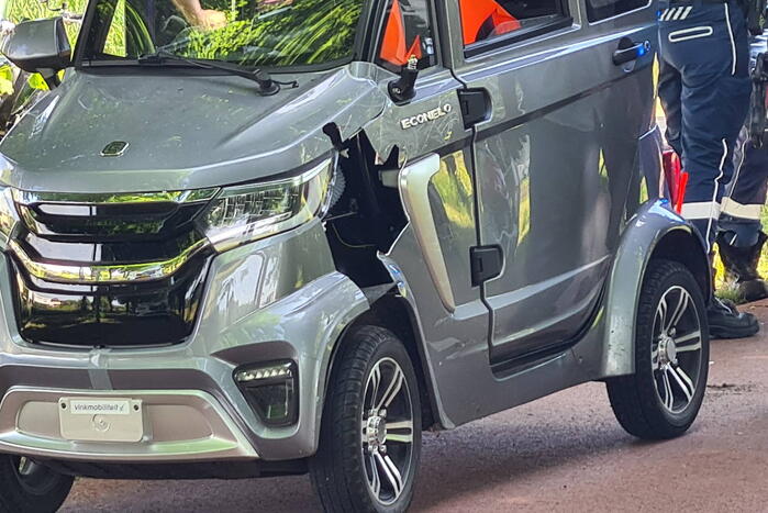 Brommobiel en scooterrijder in botsing op fietspad