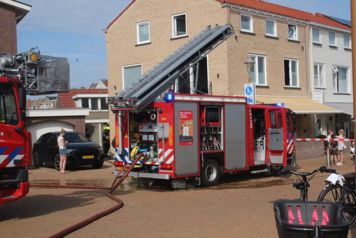 Persoon ademt rook in bij felle woningbrand