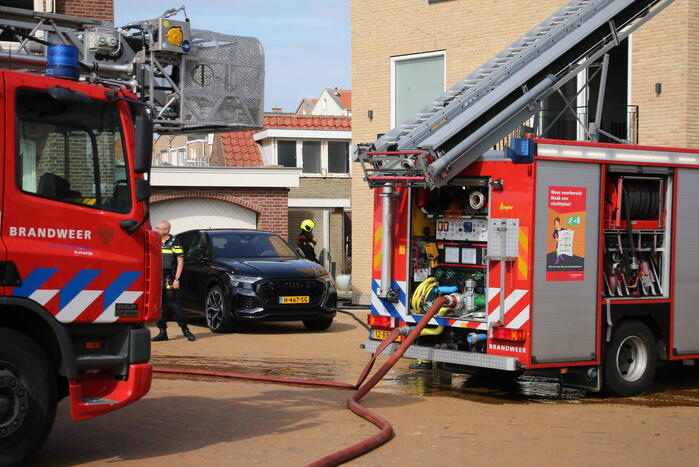 Persoon ademt rook in bij felle woningbrand