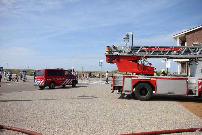 Persoon ademt rook in bij felle woningbrand
