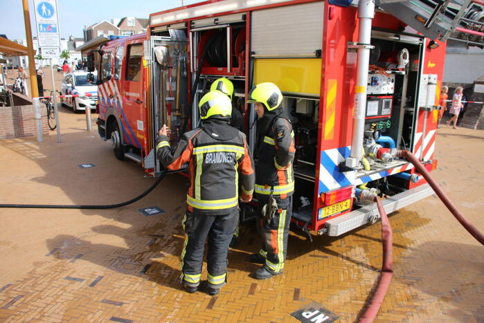 Persoon ademt rook in bij felle woningbrand