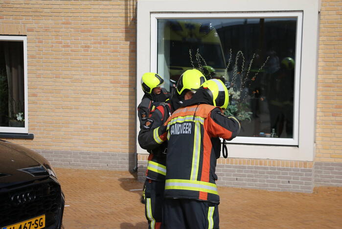 Persoon ademt rook in bij felle woningbrand
