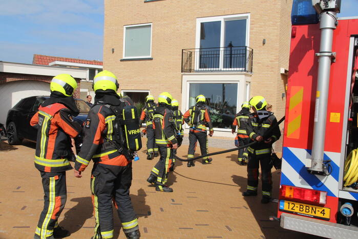 Persoon ademt rook in bij felle woningbrand