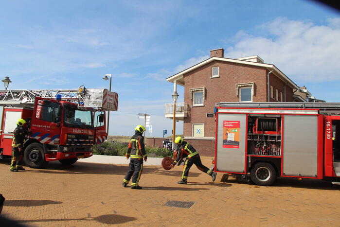 Persoon ademt rook in bij felle woningbrand