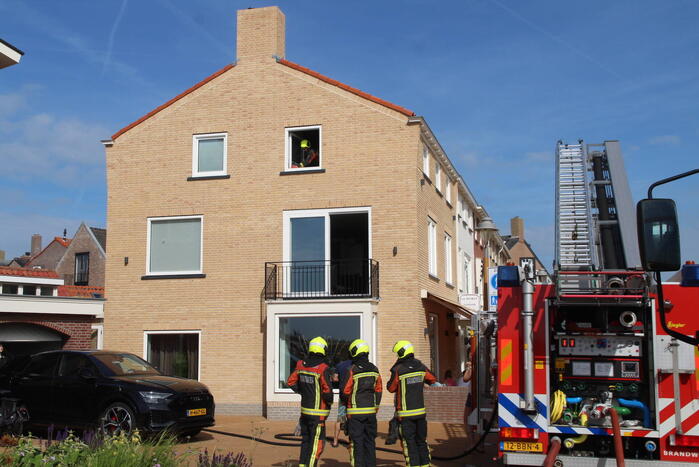 Persoon ademt rook in bij felle woningbrand