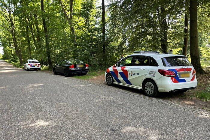 Onderzoek naar uitgebrande scooter in bosgebied
