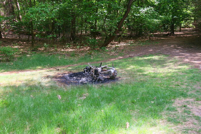 Onderzoek naar uitgebrande scooter in bosgebied