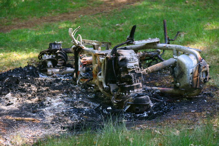 Onderzoek naar uitgebrande scooter in bosgebied