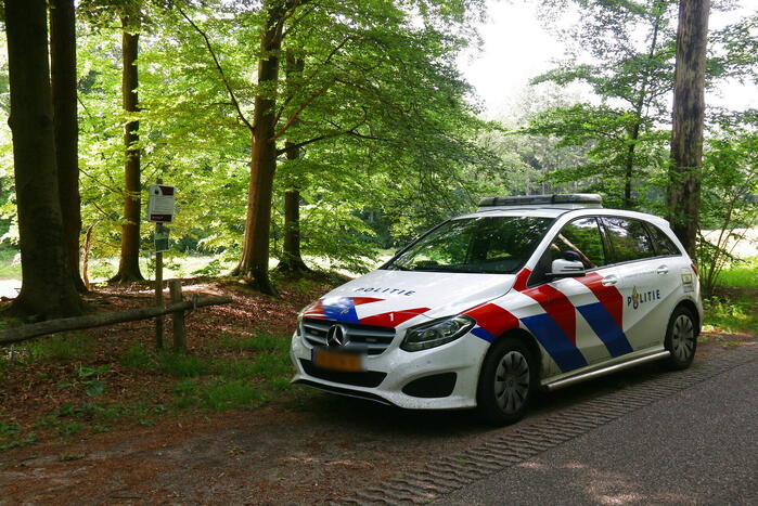 Onderzoek naar uitgebrande scooter in bosgebied