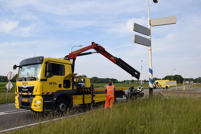 Motorrijder gewond bij botsing met auto