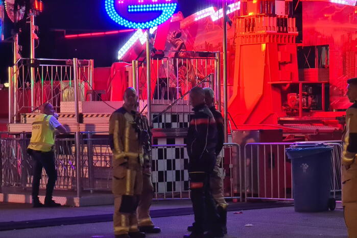 Personen vast in kermis-attractie op hoogte