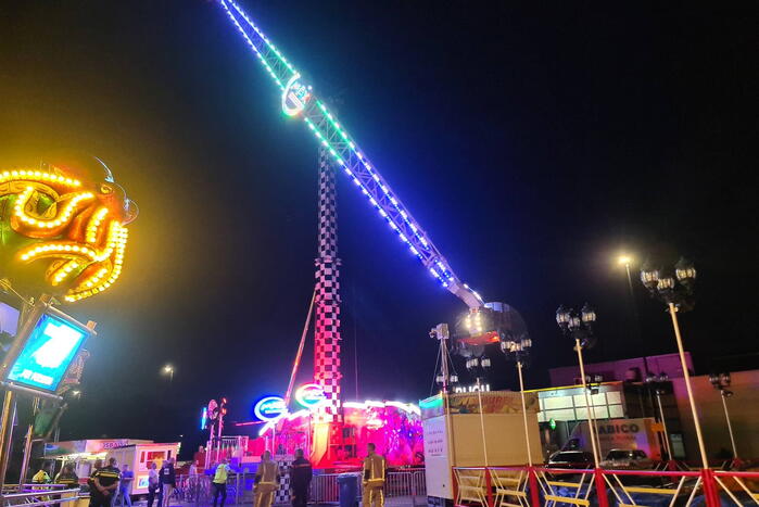 Personen vast in kermis-attractie op hoogte