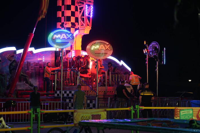 Personen vast in kermis-attractie op hoogte