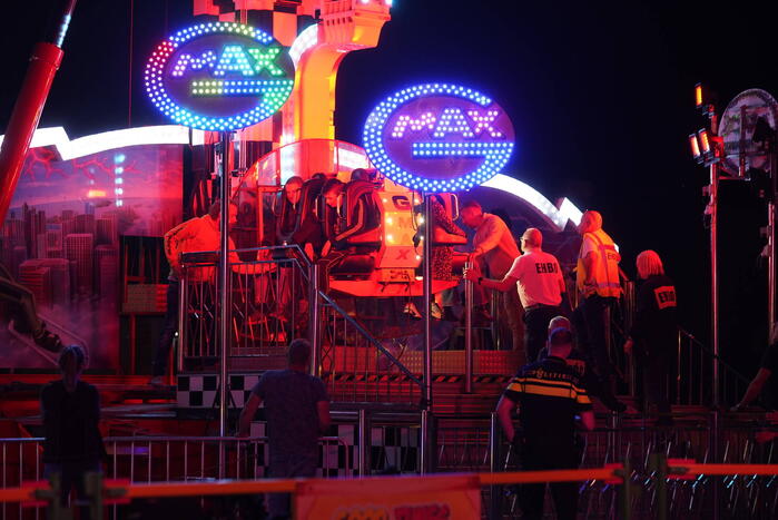 Personen vast in kermis-attractie op hoogte