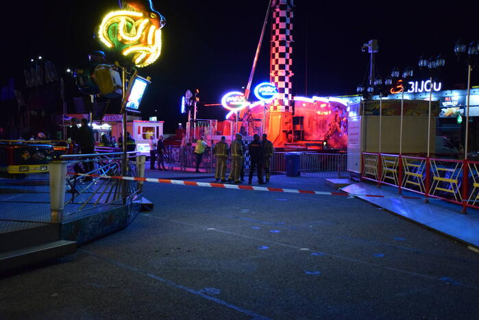 Personen vast in kermis-attractie op hoogte