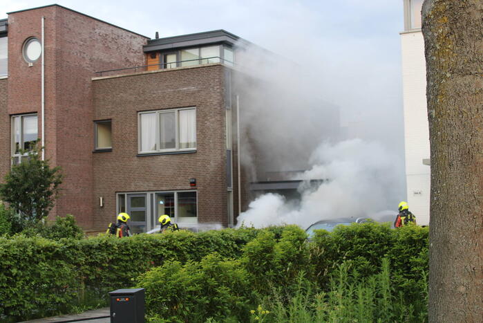 Hevige brand in elektrische auto