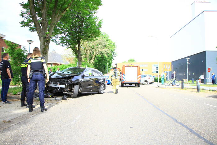 Automobilist eindig tegen boom bij St Jans Gasthuis