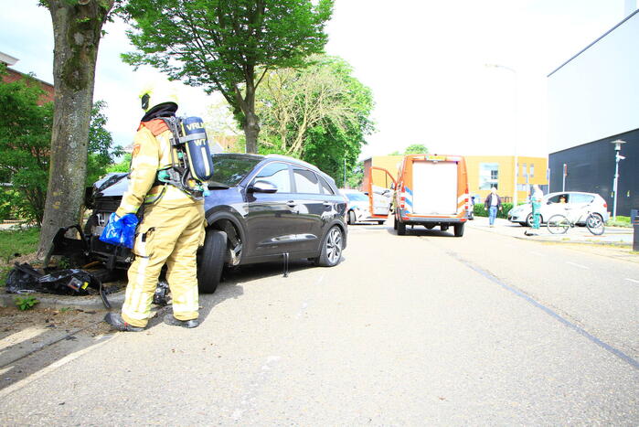 Automobilist eindig tegen boom bij St Jans Gasthuis