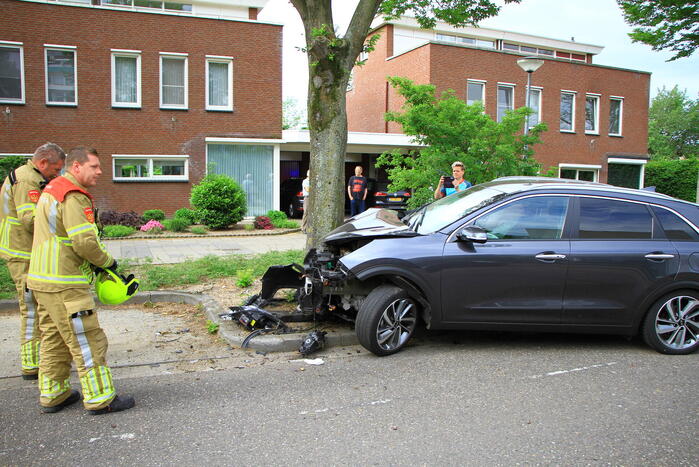 Automobilist eindig tegen boom bij St Jans Gasthuis
