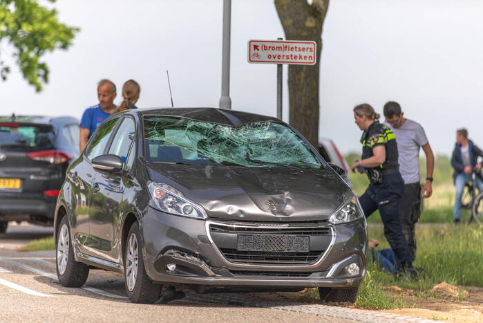 Overstekende fietsster ernstig gewond bij aanrijding met auto
