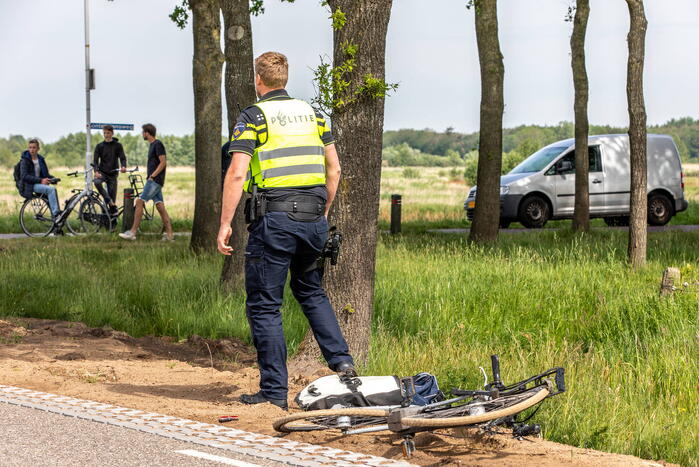 Overstekende fietsster ernstig gewond bij aanrijding met auto