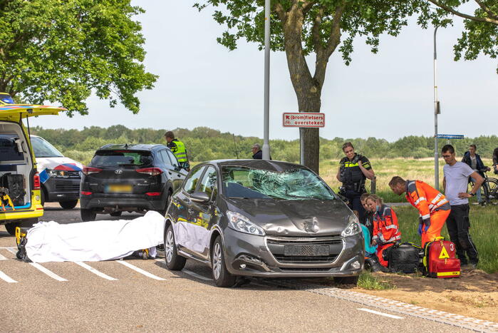 Overstekende fietsster ernstig gewond bij aanrijding met auto