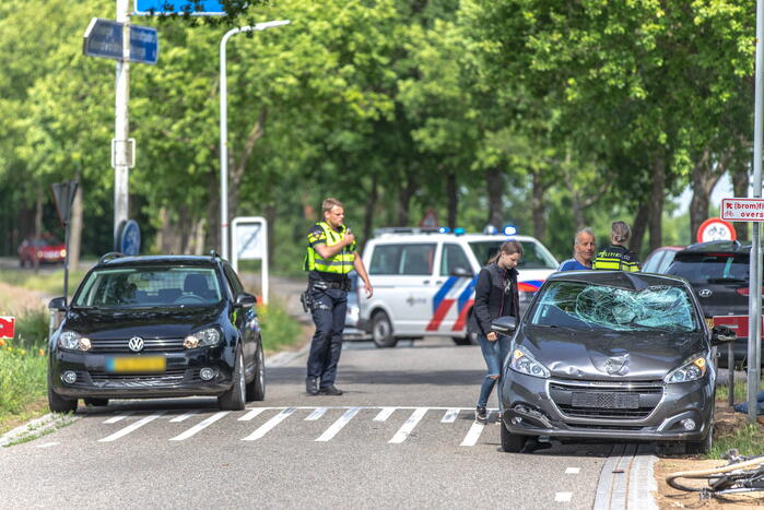 Overstekende fietsster ernstig gewond bij aanrijding met auto