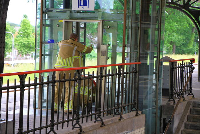 Wederom personen vast in lift NS-station
