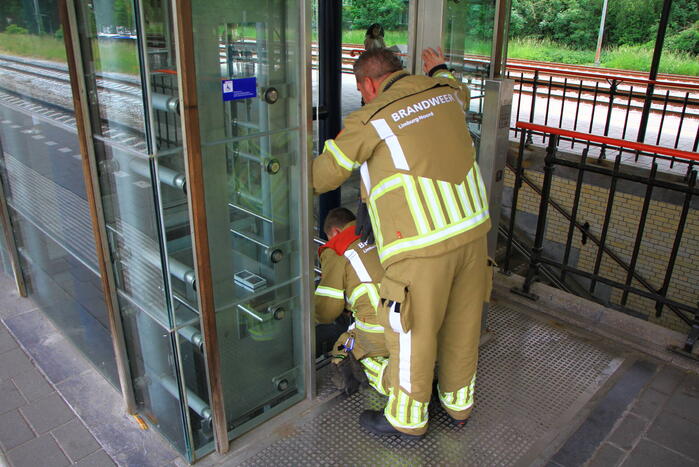 Wederom personen vast in lift NS-station