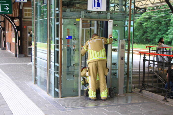 Wederom personen vast in lift NS-station