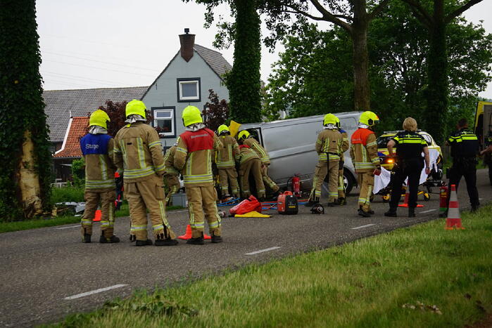 Bestelbus botst op boom, Lieve Vrouwepoldersedijk in Stad aan 't Haringvliet
