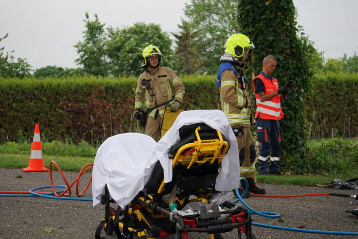 Bestelbus botst op boom