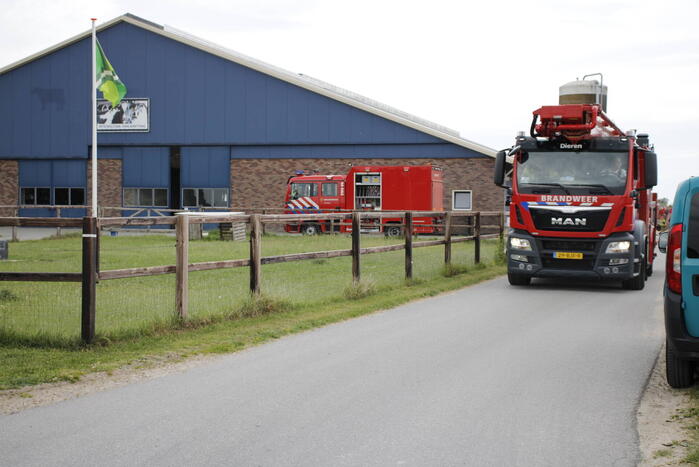 Brand in lege vrachtwagen overgeslagen naar schuur bij bedrijf Comfortmix