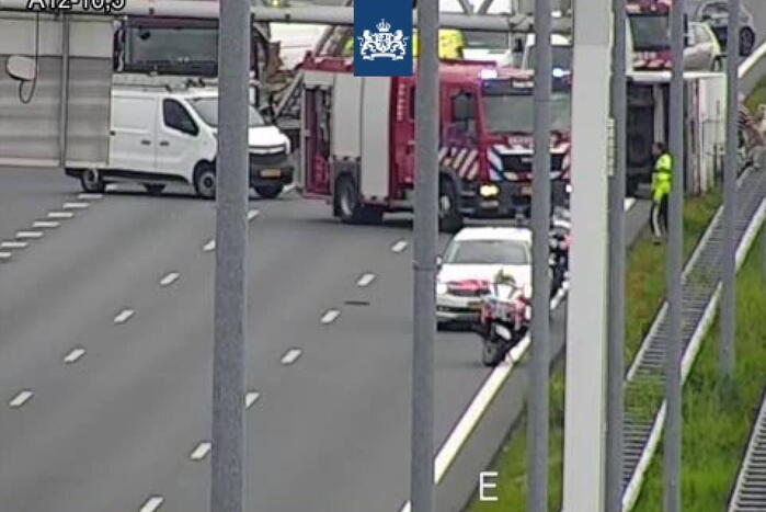 Vakantiegangers botsen met camper tegen vrachtwagen