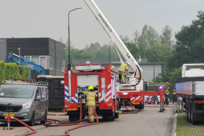 Autowrakken in brand bij recyclingbedrijf