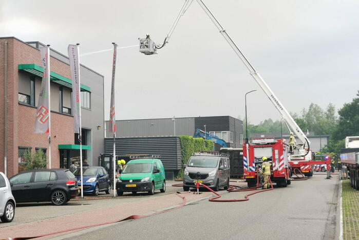 Autowrakken in brand bij recyclingbedrijf