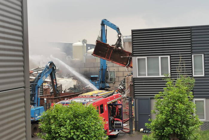 Autowrakken in brand bij recyclingbedrijf