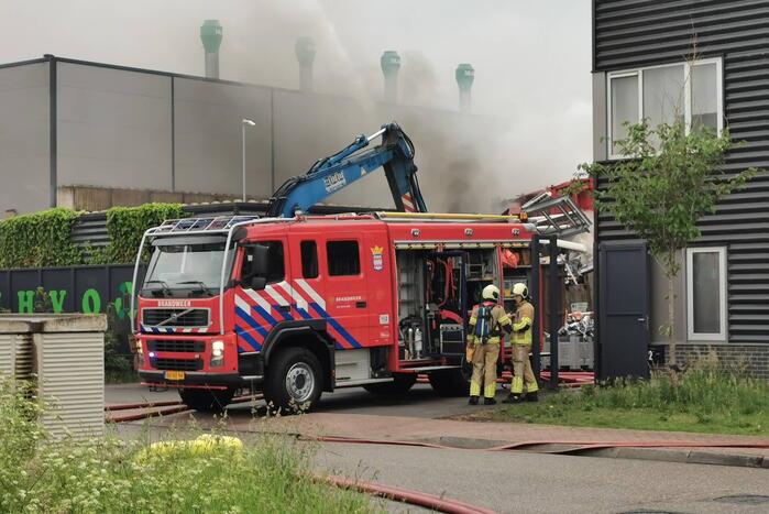 Autowrakken in brand bij recyclingbedrijf