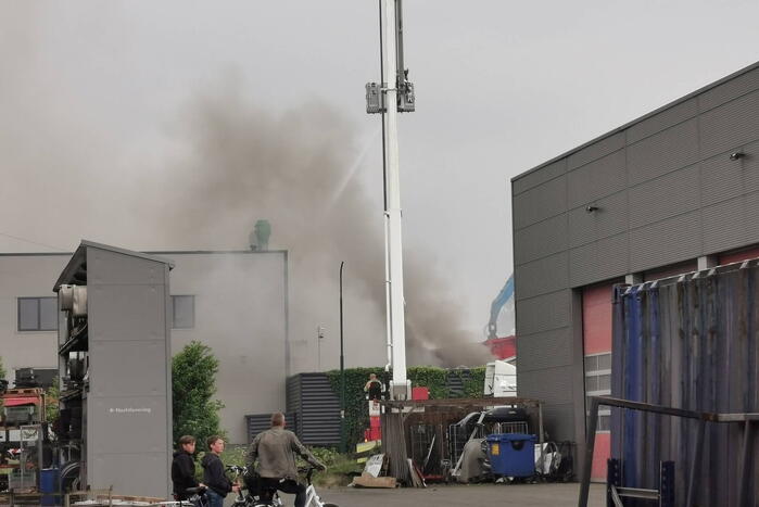 Autowrakken in brand bij recyclingbedrijf