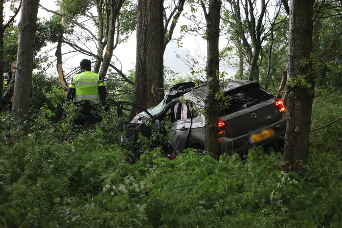 Automobilist schiet van de weg en belandt in bosschage