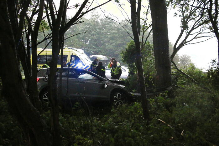 Automobilist schiet van de weg en belandt in bosschage