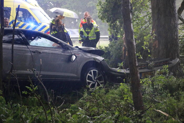 Automobilist schiet van de weg en belandt in bosschage