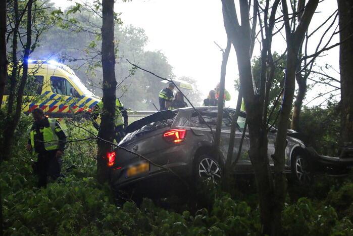 Automobilist schiet van de weg en belandt in bosschage