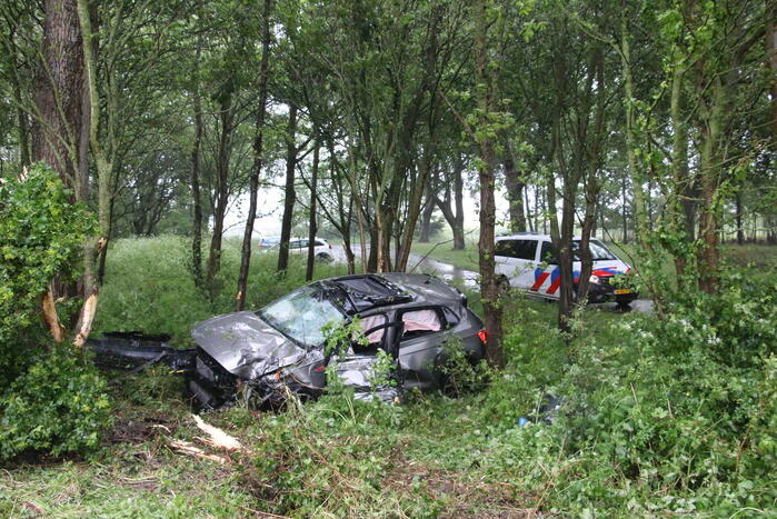 Automobilist schiet van de weg en belandt in bosschage